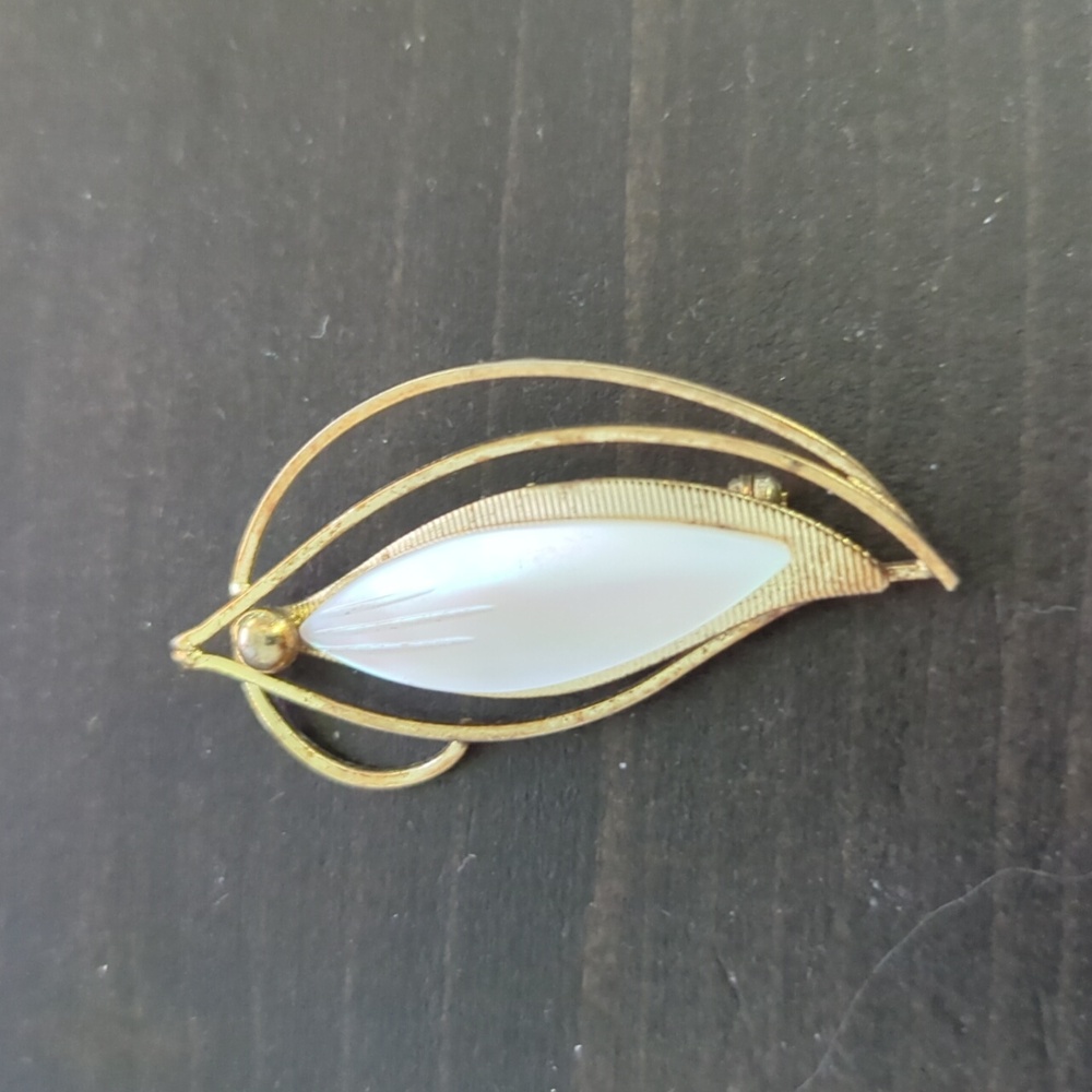 Brooch gold metal and White nacre arabesk leaf vintage